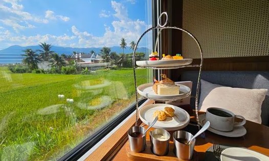 Khách Hàn Quốc có trải nghiệm độc đáo khi di chuyển bằng tàu hỏa ở miền Trung Việt Nam. Ảnh: Chosun
