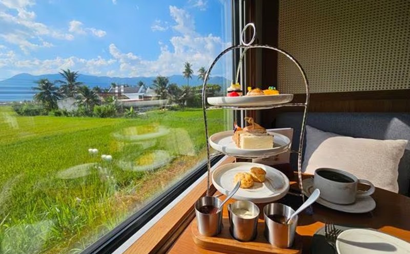 Khách Hàn Quốc có trải nghiệm độc đáo khi di chuyển bằng tàu hỏa ở miền Trung Việt Nam. Ảnh: Chosun