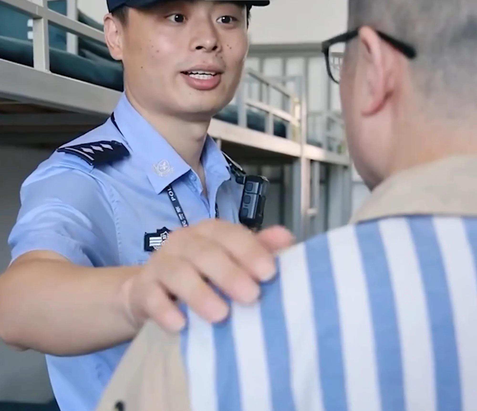 The father shared his son's good news with the prison guards and they allowed him to make a special phone call. Photo: The Paper