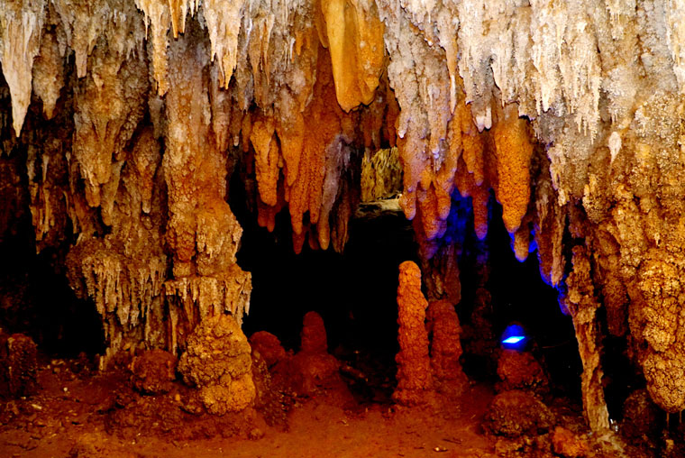 Hệ thống nhũ đá lung linh sắc màu.