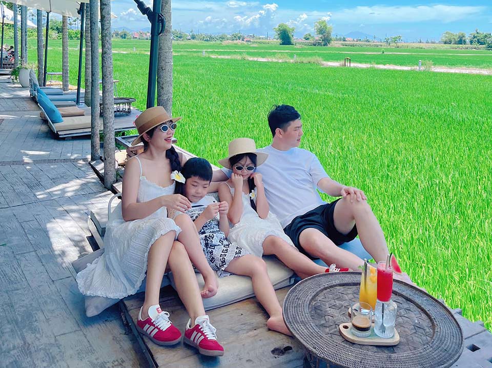 Gia đình chị Minh Huệ dừng chân ở một quán cà phê ngắm mùa lúa xanh ở Hội An giữa tháng 7. Ảnh: NVCC