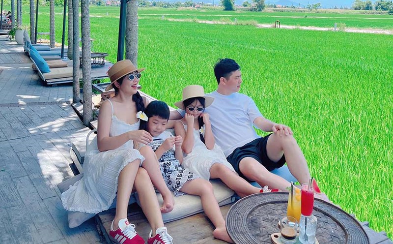 Gia đình chị Minh Huệ dừng chân ở một quán cà phê ngắm mùa lúa xanh ở Hội An giữa tháng 7. Ảnh: NVCC