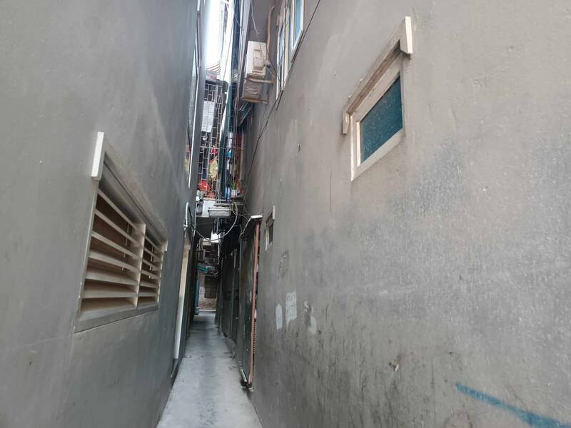 Nhiều căn nhà trong ngõ ở quận Đống Đa (Hà Nội) đang được rao bán. Ảnh: Thu Giang
