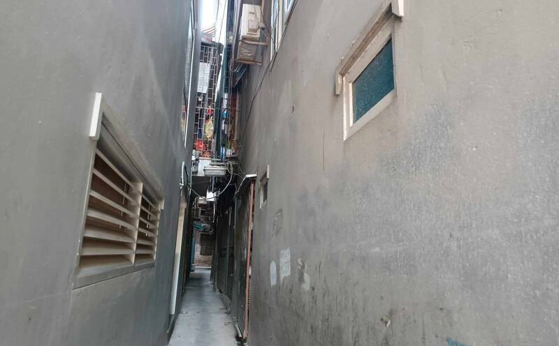 Nhiều căn nhà trong ngõ ở quận Đống Đa (Hà Nội) đang được rao bán. Ảnh: Thu Giang