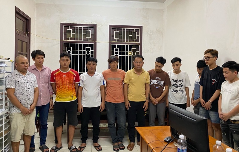 Gamblers and gambling organizers in the form of soccer betting were prosecuted in Duy Xuyen, Quang Nam. CACC photo