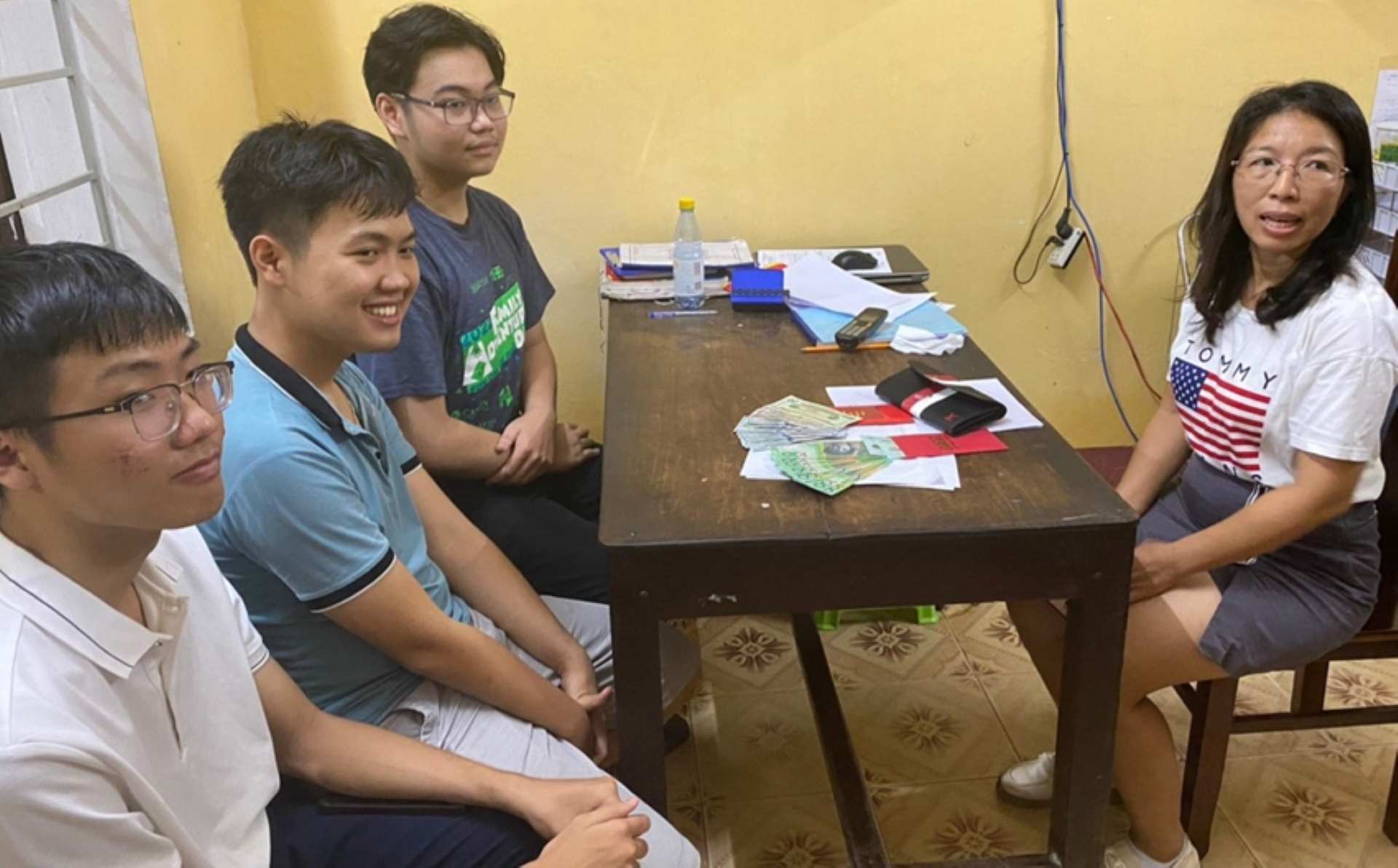 3 học sinh nhặt được ví chứa nhiều tiền đã trình báo công an trả lại người đánh rơi. Ảnh: Công an cung cấp