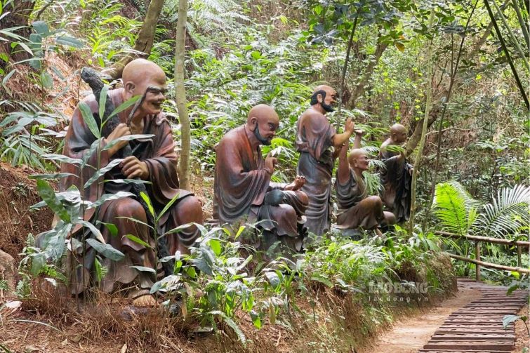 Arhat corridor on the way to Thuong Son mountain.