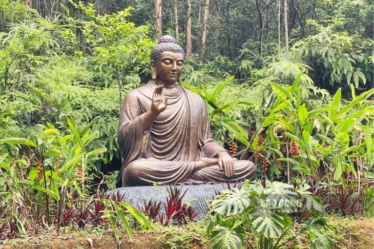 The statues on Thuong Son Mountain depict Buddha's life from birth, renunciation, asceticism and enlightenment.