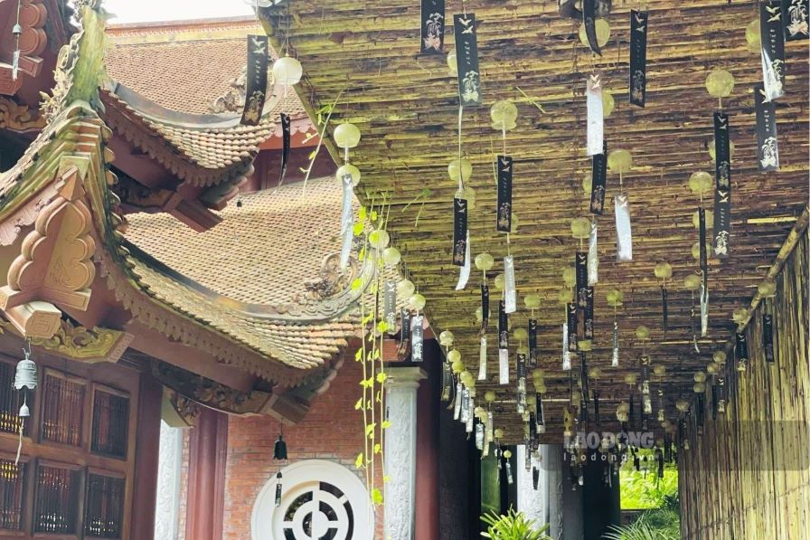 The pagoda hangs many wind chimes. When there is wind, the bell rings, creating merry, merry sounds, making visitors feel like they are lost in paradise.