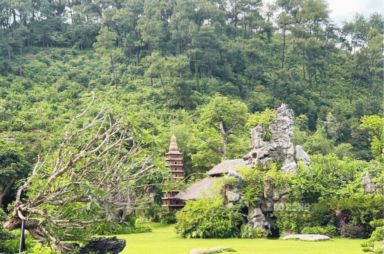 In addition to the Ha Pagoda and the Middle Pagoda on the Upper Mountain, the pagoda also has an Arhat Garden campus for visitors to relax, enjoy tea and admire the pagoda.