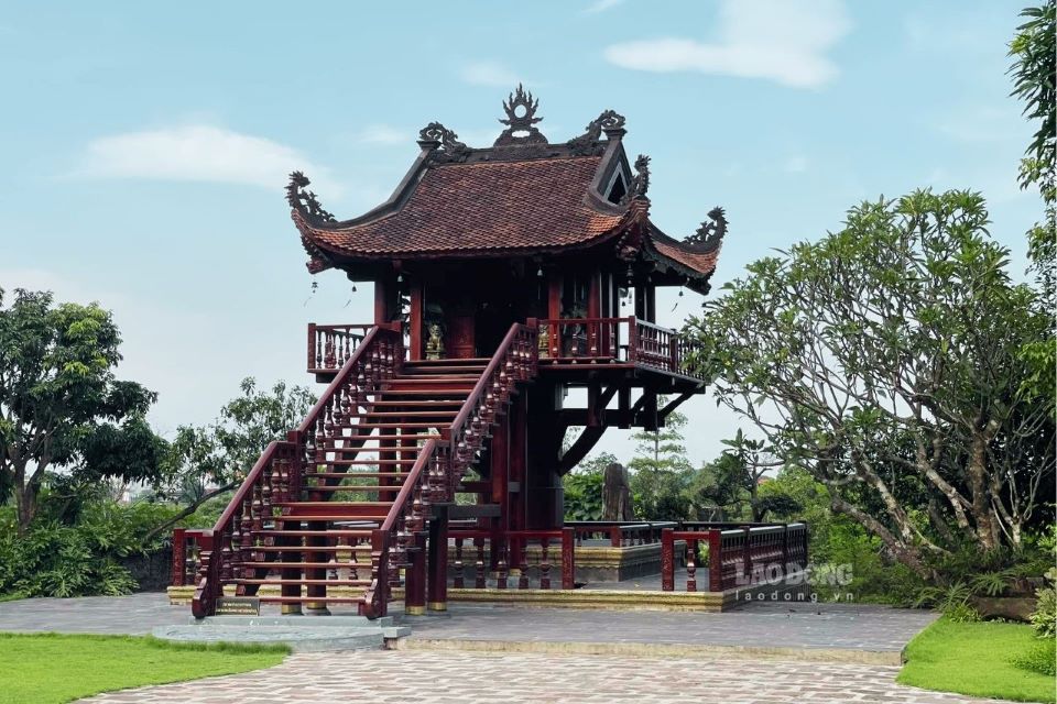 A building in the pagoda has lotus-shaped architecture similar to the One Pillar Pagoda, Hanoi.