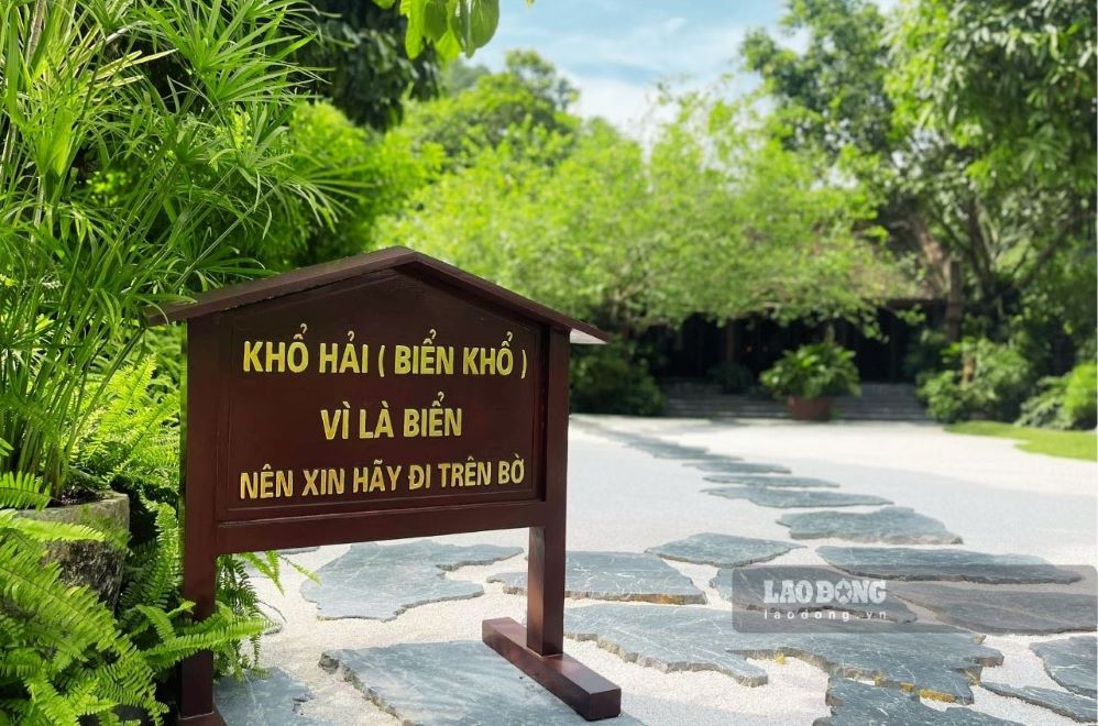 The path leading to the temple is paved with white gravel instead of the usual red bricks, creating a unique impression at first sight.