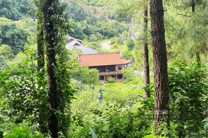 Located on a small hill in Ninh Trung village, Liem Son commune, Thanh Liem district, Dia Tang Phi Lai Tu Pagoda possesses a beautiful "leaning on the mountain facing the water" position. Behind the pagoda is a cool green pine forest, on both sides are mountains shaped like a dragon on the left and a white tiger on the right.