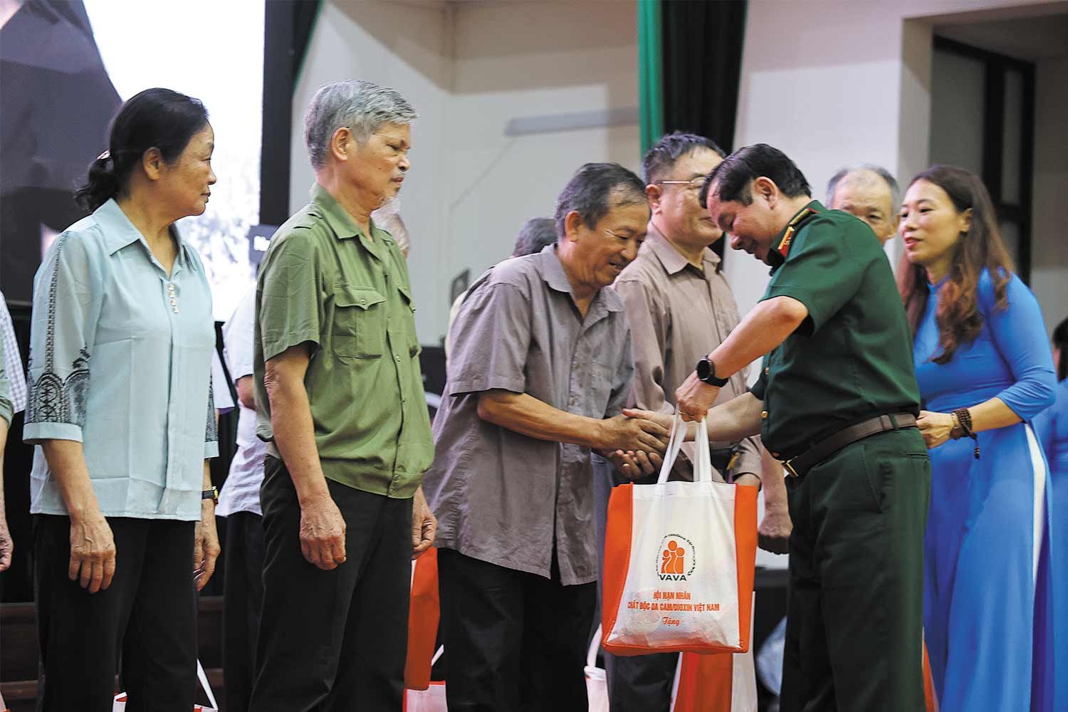 Hoi Nan nhan chat doc da cam/dioxin Viet Nam trao qua tang cac nan nhan chat doc da cam. Anh: Viet Anh