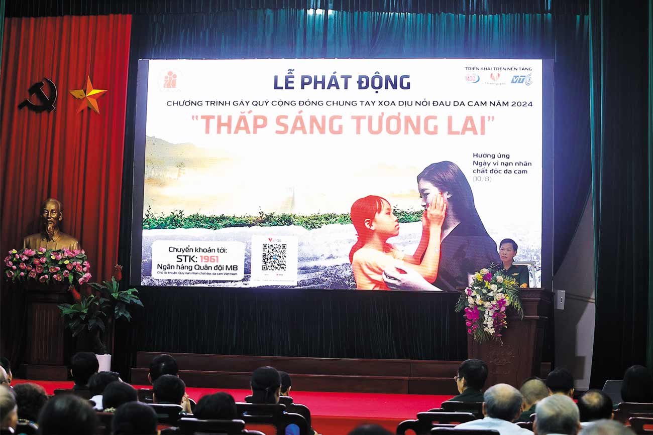 Hội Nạn nhân chất độc da cam/dioxin Việt Nam phối hợp với Cổng Thông tin điện tử nhân đạo quốc gia, App thiện nguyện MB tổ chức phát động chương trình “Chung tay xoa dịu nỗi đau da cam, năm 2024”. Ảnh: Việt Anh