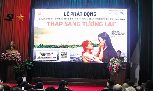 Hội Nạn nhân chất độc da cam/dioxin Việt Nam phối hợp với Cổng Thông tin điện tử nhân đạo quốc gia, App thiện nguyện MB tổ chức phát động chương trình “Chung tay xoa dịu nỗi đau da cam, năm 2024”. Ảnh: Việt Anh