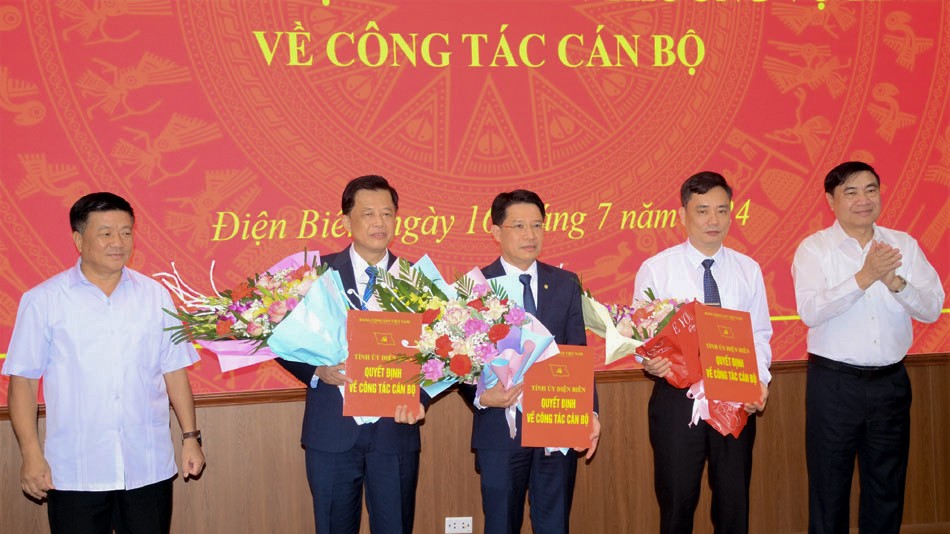 Ban Thường vụ Tỉnh ủy Điện Biên trao quyết định công tác cán bộ. Ảnh: Báo Điện Biên