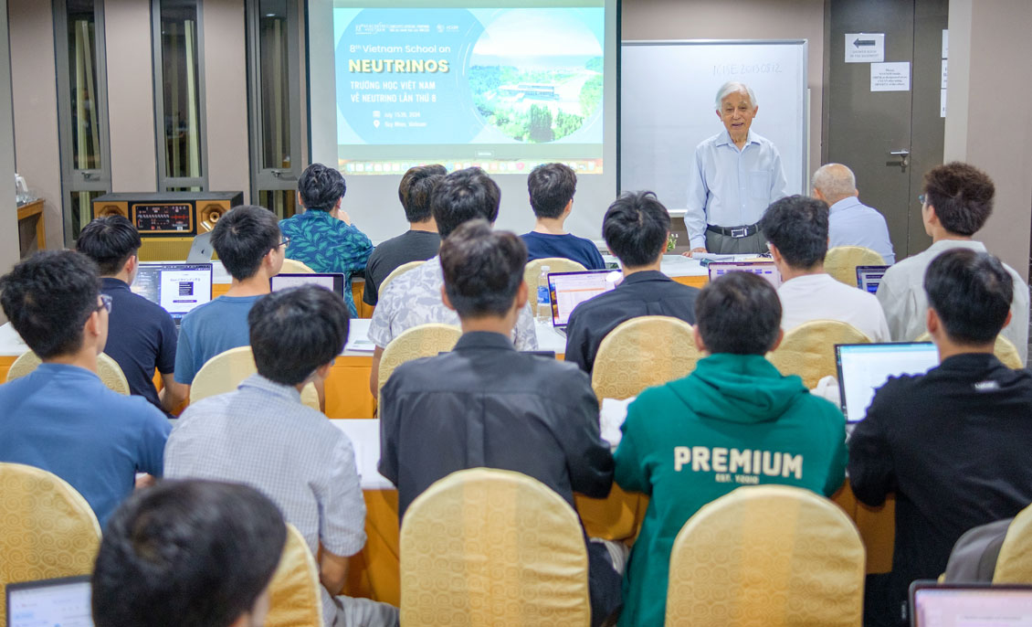 GS. Tran Thanh Van in neutrino physics class at ICISE. Photo: ICISE.