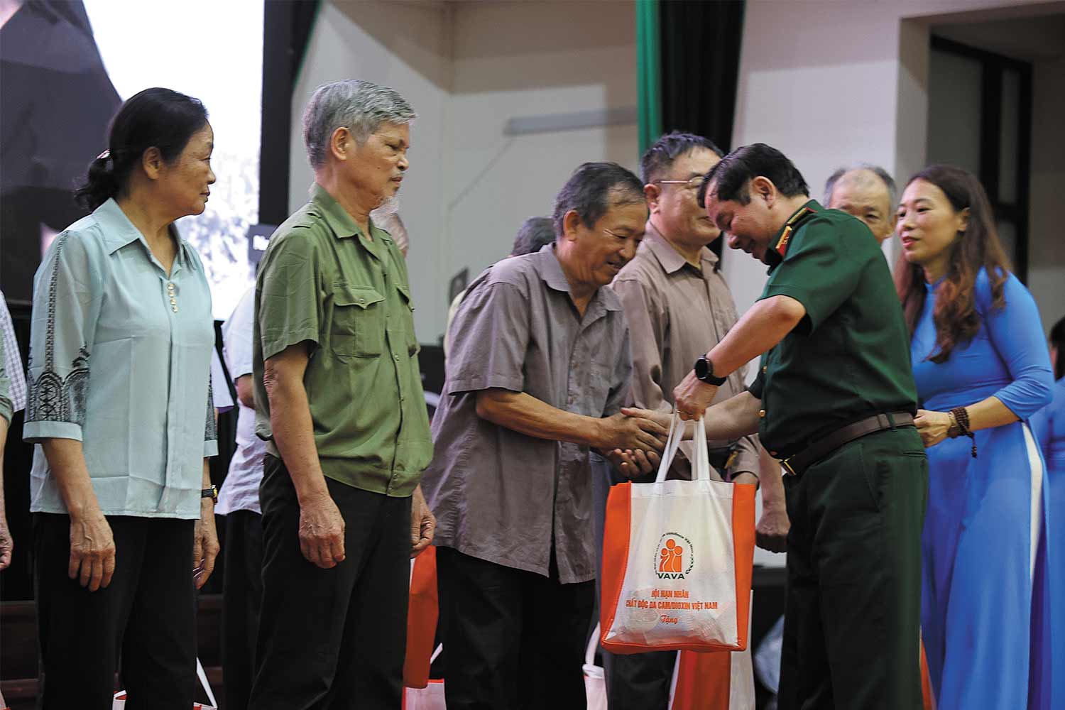 Hỗ trợ nạn nhân chất độc da cam.