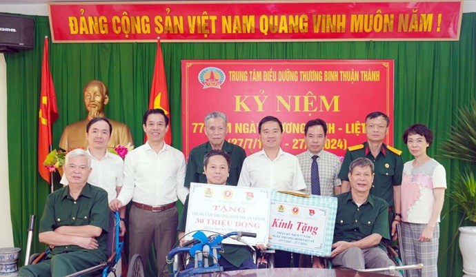 Công đoàn thăm, tặng quà nhân Ngày Thương binh - Liệt sĩ