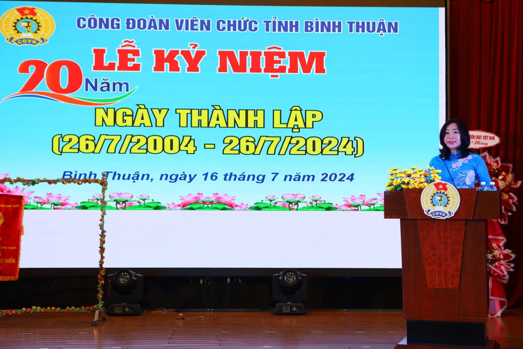 Bà Trần Thị Kim Anh – Phó Chủ tịch CĐVC Việt Nam biểu dương những thành tích của CĐVC tỉnh Bình Thuận. Ảnh: Duy Tuấn 