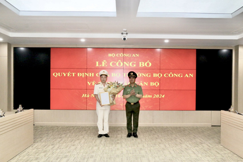 Thiếu tướng Phạm Công Nguyên đã trao quyết định của Bộ trưởng Bộ Công an về việc bổ nhiệm Trung tá Đào Anh Tới. Ảnh: Nguyễn Hương
