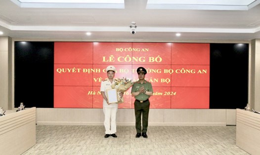 Thiếu tướng Phạm Công Nguyên đã trao quyết định của Bộ trưởng Bộ Công an về việc bổ nhiệm Trung tá Đào Anh Tới. Ảnh: Nguyễn Hương