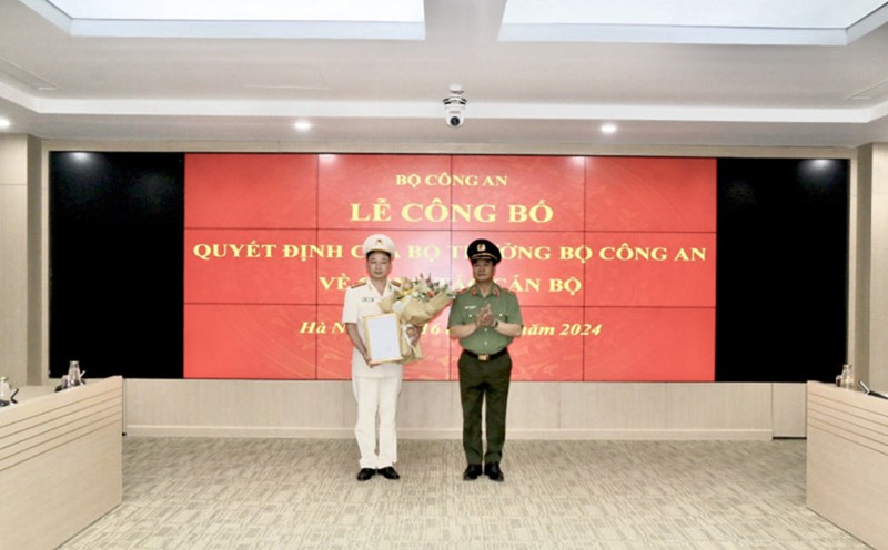 Thiếu tướng Phạm Công Nguyên đã trao quyết định của Bộ trưởng Bộ Công an về việc bổ nhiệm Trung tá Đào Anh Tới. Ảnh: Nguyễn Hương