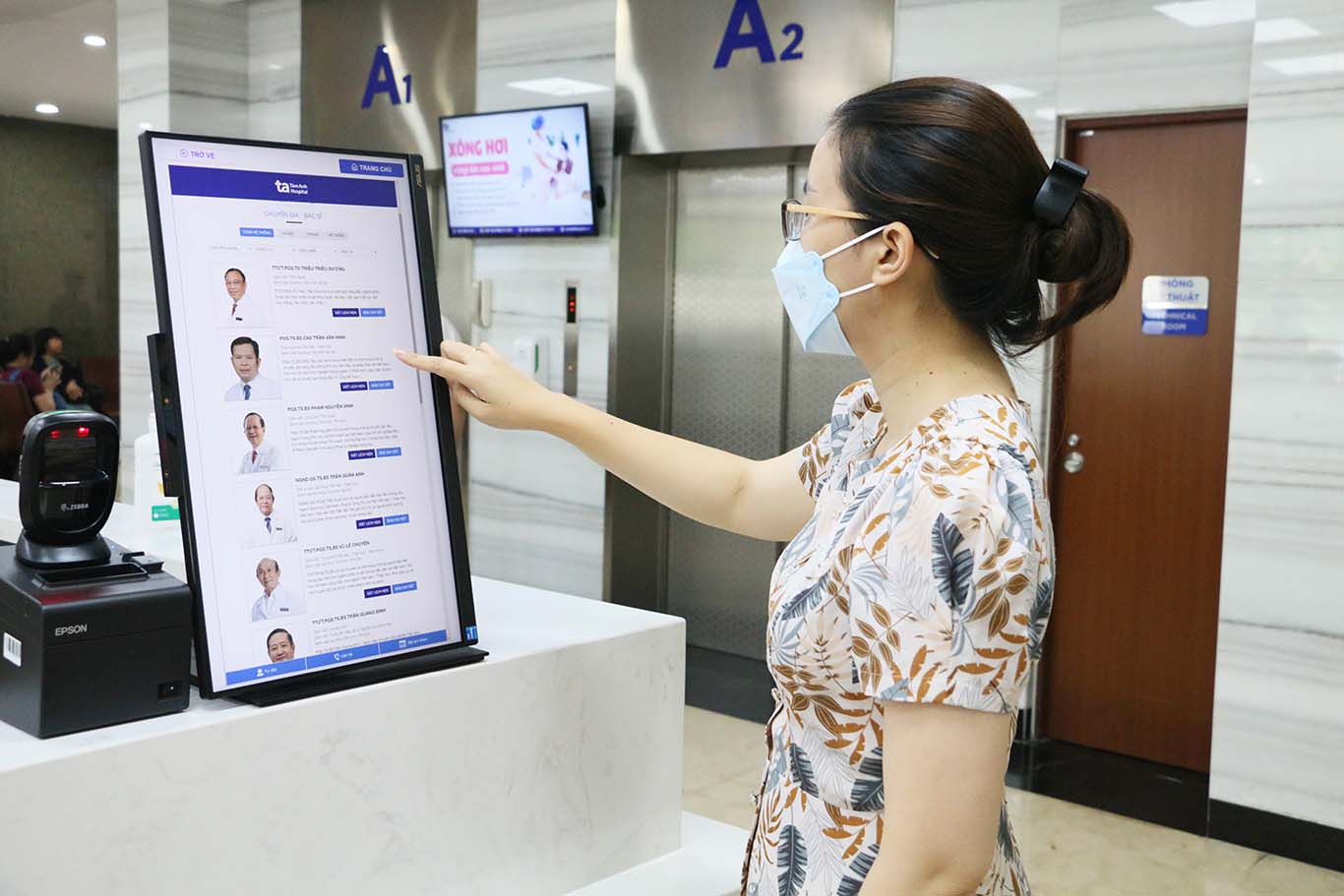 Tam Anh Hospital introduced registration and payment kiosks to help save waiting time and administrative procedures.