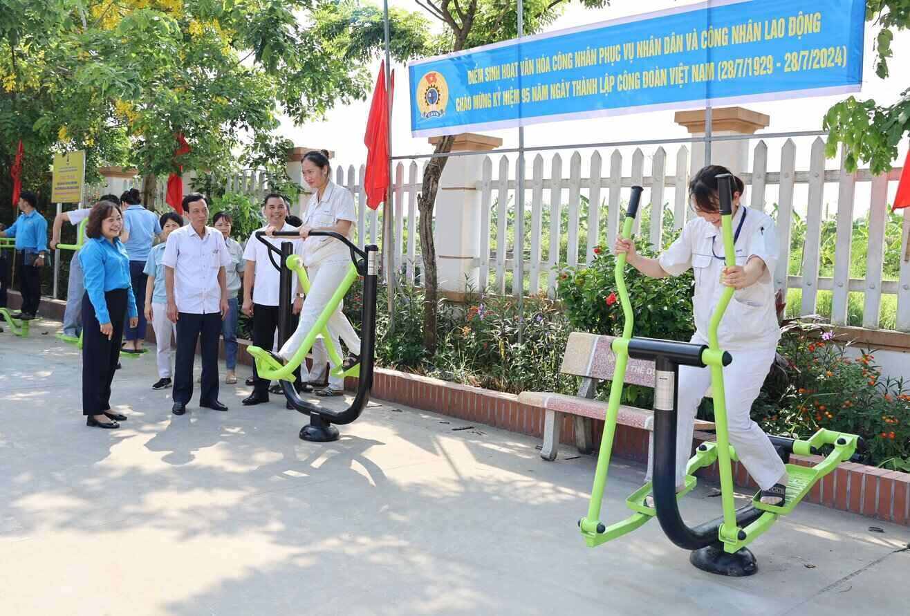 Điểm sinh hoạt văn hóa công nhân đặt tại thôn Mai Châu được Liên đoàn Lao động huyện Đông Anh ra mắt nhân 95 năm Ngày thành lập Công đoàn Việt Nam. Ảnh: CĐH