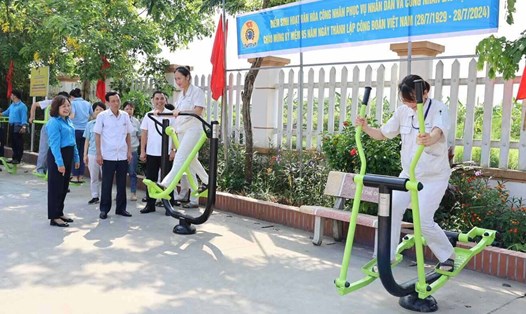 Điểm sinh hoạt văn hóa công nhân đặt tại thôn Mai Châu được Liên đoàn Lao động huyện Đông Anh ra mắt nhân 95 năm Ngày thành lập Công đoàn Việt Nam. Ảnh: CĐH