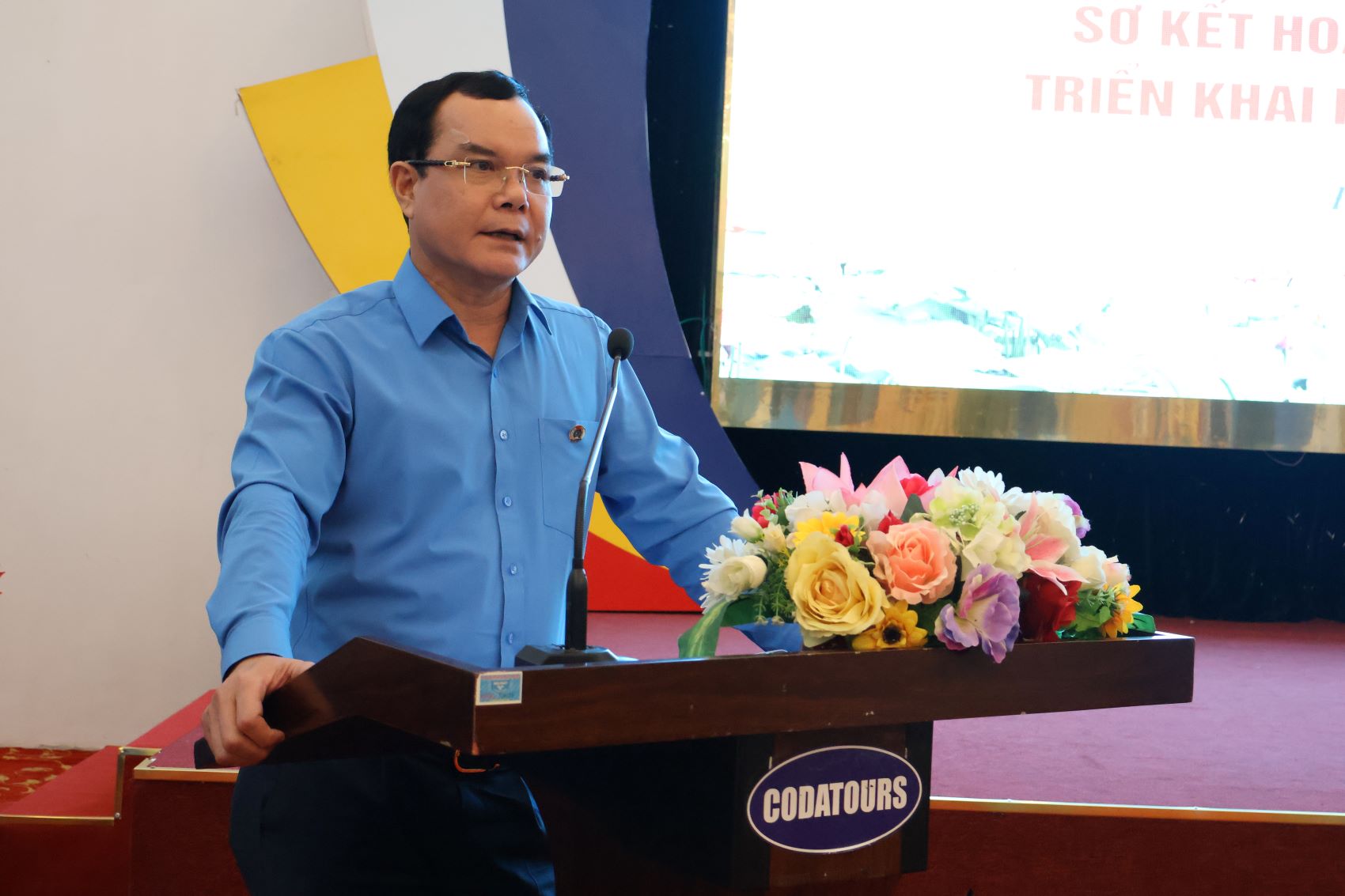 Mr. Nguyen Dinh Khang - Member of the Party Central Committee, Chairman of the Vietnam General Confederation of Labor spoke at the conference. Photo: Van Truc