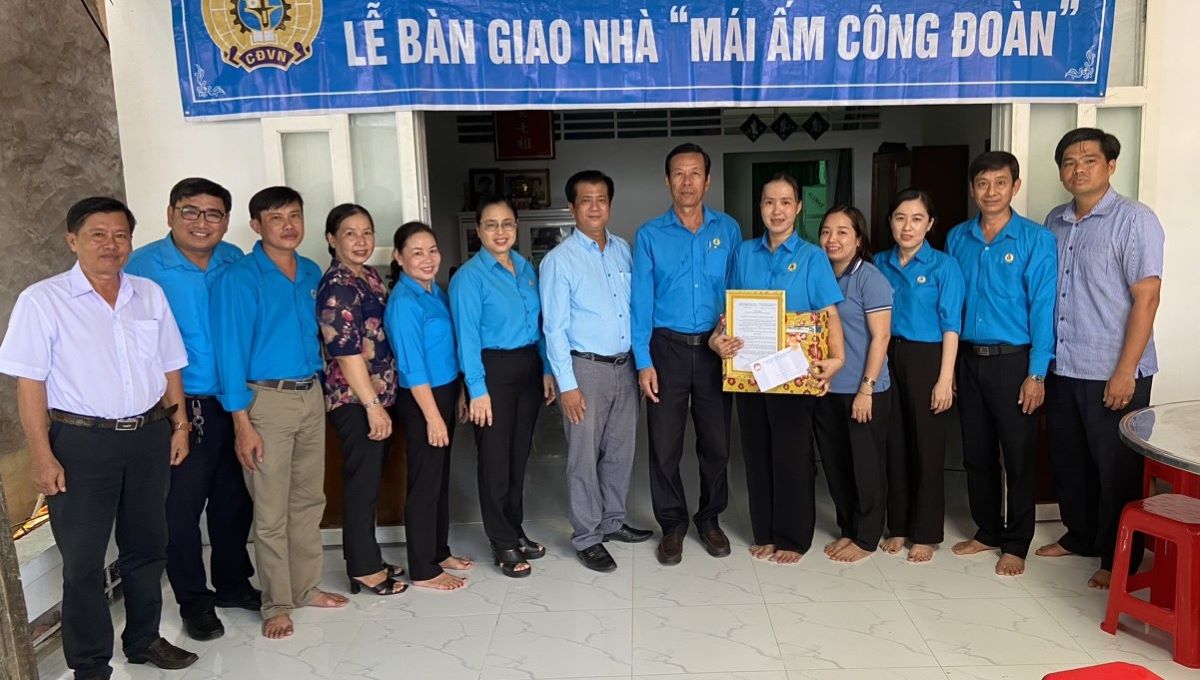 Leaders of the Confederation of Labor of Soc Trang province handed over the Trade Union Shelter to union member Phan Thi Diem. Photo: Long Phu district Labor Confederation