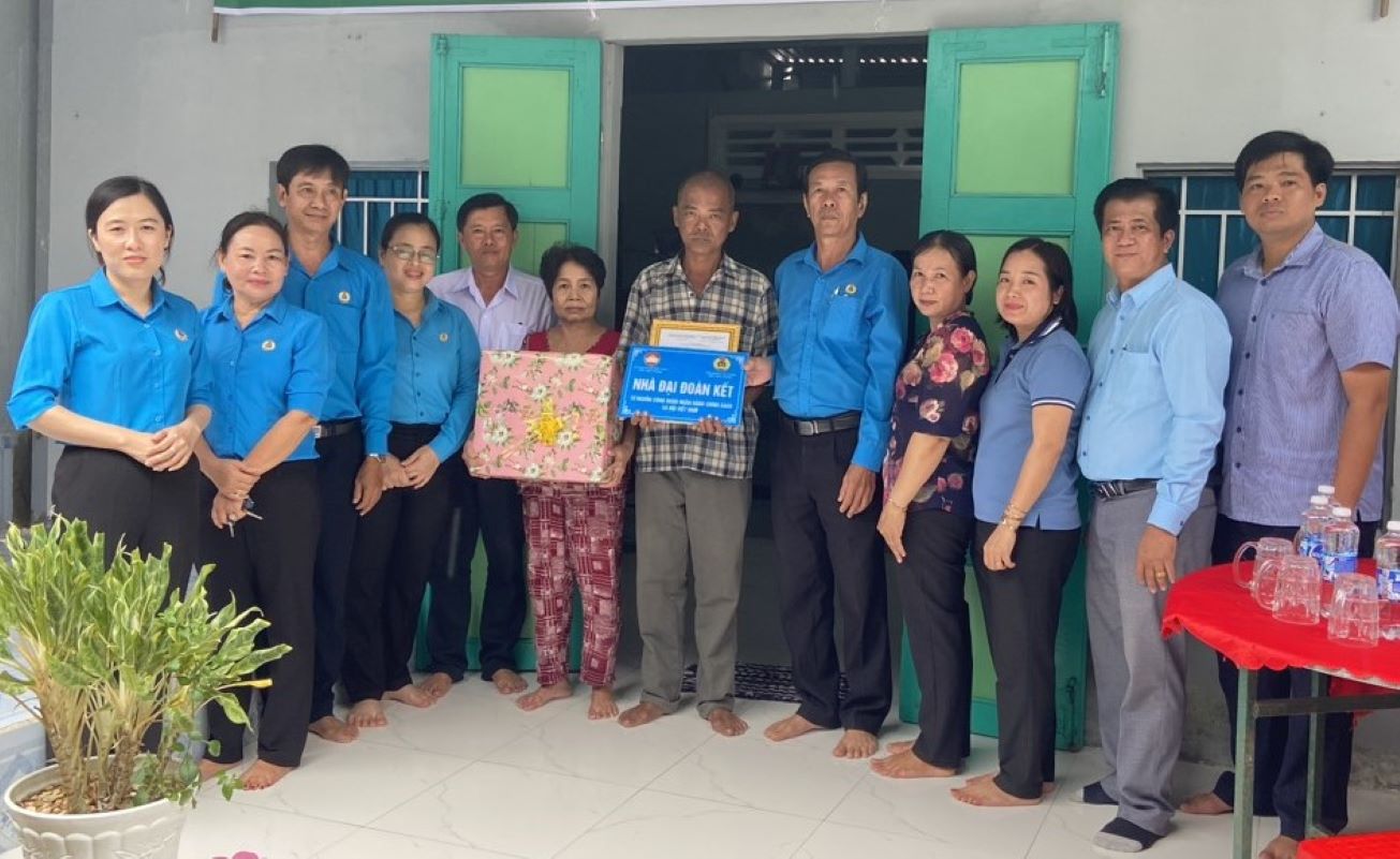 Soc Trang 지방 노동 연맹은 조합원 Nguyen Quoc Viet에게 노동조합의 집을 전달했습니다. 사진: Long Phu 지역 노동 연맹