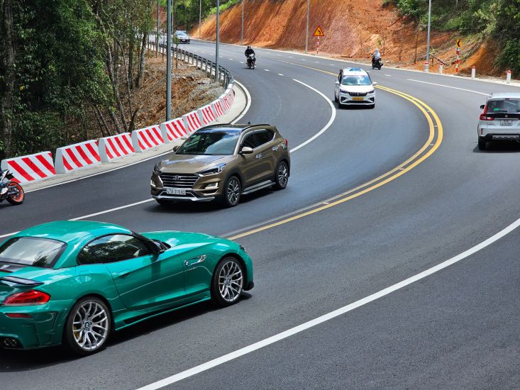 Prenn Pass (Da Lat city, Lam Dong province) has a number of locations that easily cause landslides, making traffic unsafe for vehicles. Photo: Mai Huong