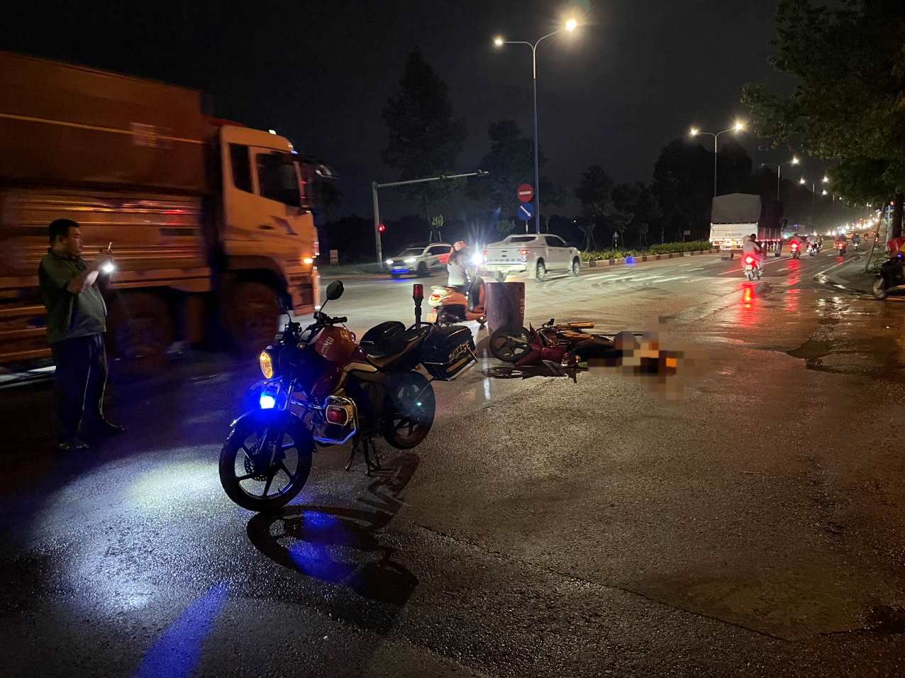 Scene de l'accident entre une moto et un taxi qui a tue un homme. Photo : Dinh Trong