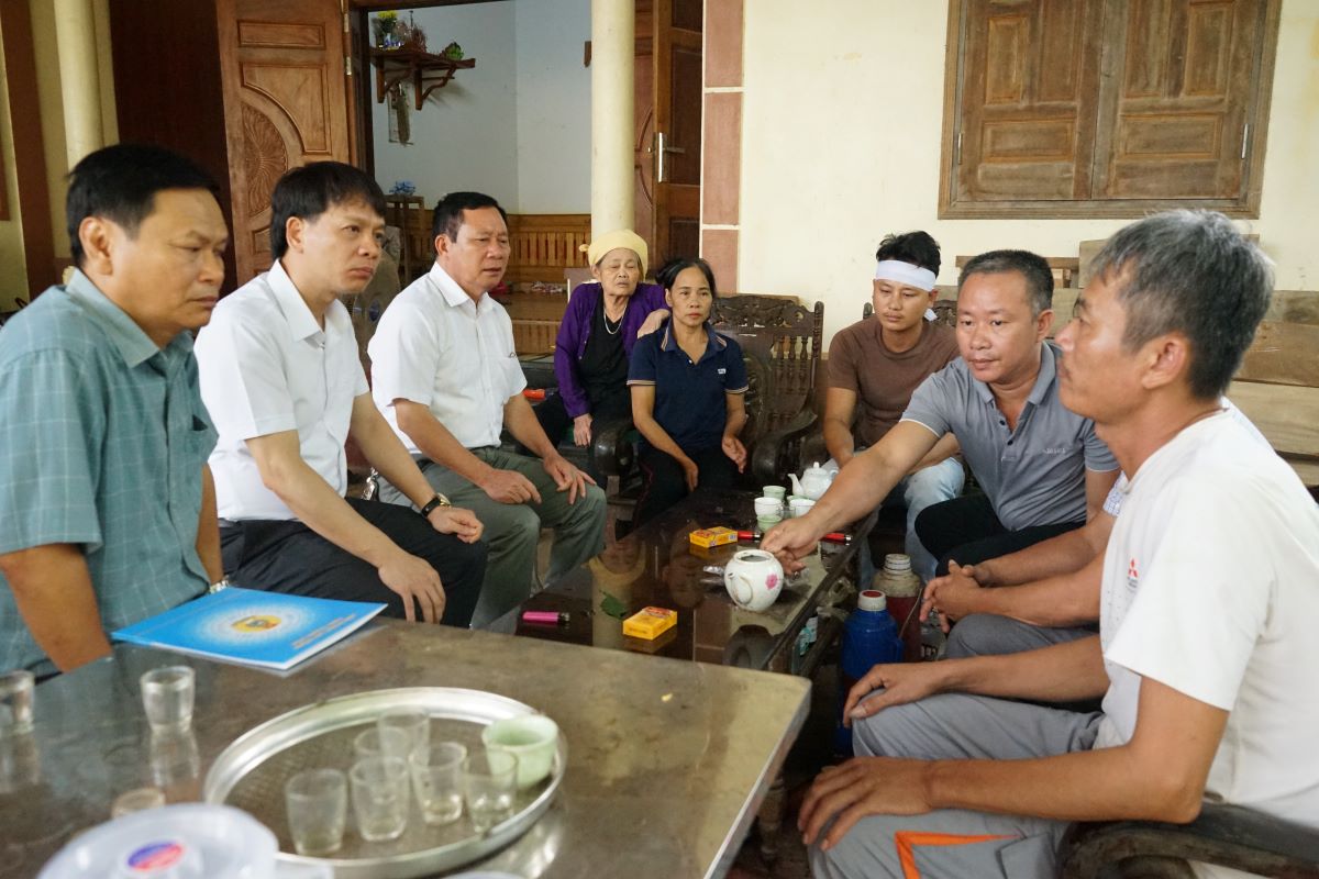 The working group of Thanh Hoa Provincial Labor Confederation visited the family of the deceased pregnant woman (in Thach Long commune, Thach Thanh district, Thanh Hoa). Photo: Quach Du