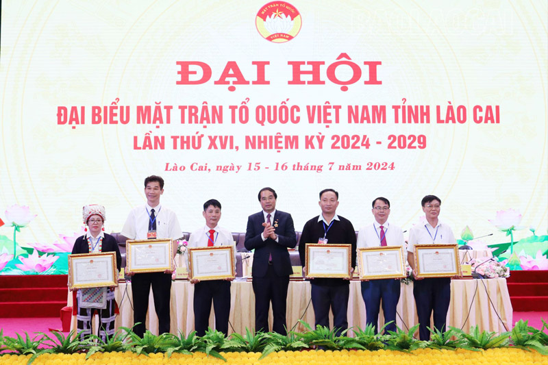 Mr. Trinh Xuan Truong - Chairman of Lao Cai Provincial People's Committee awarded certificates of merit to groups and individuals. Photo: Van Thao