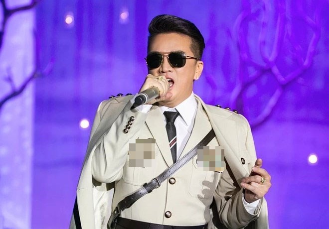 Đàm Vĩnh Hưng bị xử phạt vì đeo huy hiệu lạ. Ảnh: Kiếng Cận