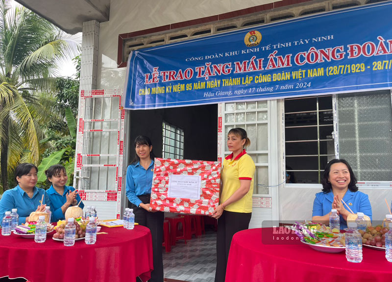 Leaders of the Confederation of Labor of Tay Ninh Economic Zone presented gifts to Ms. Tran Thi De. Photo: Bich Ngoc.