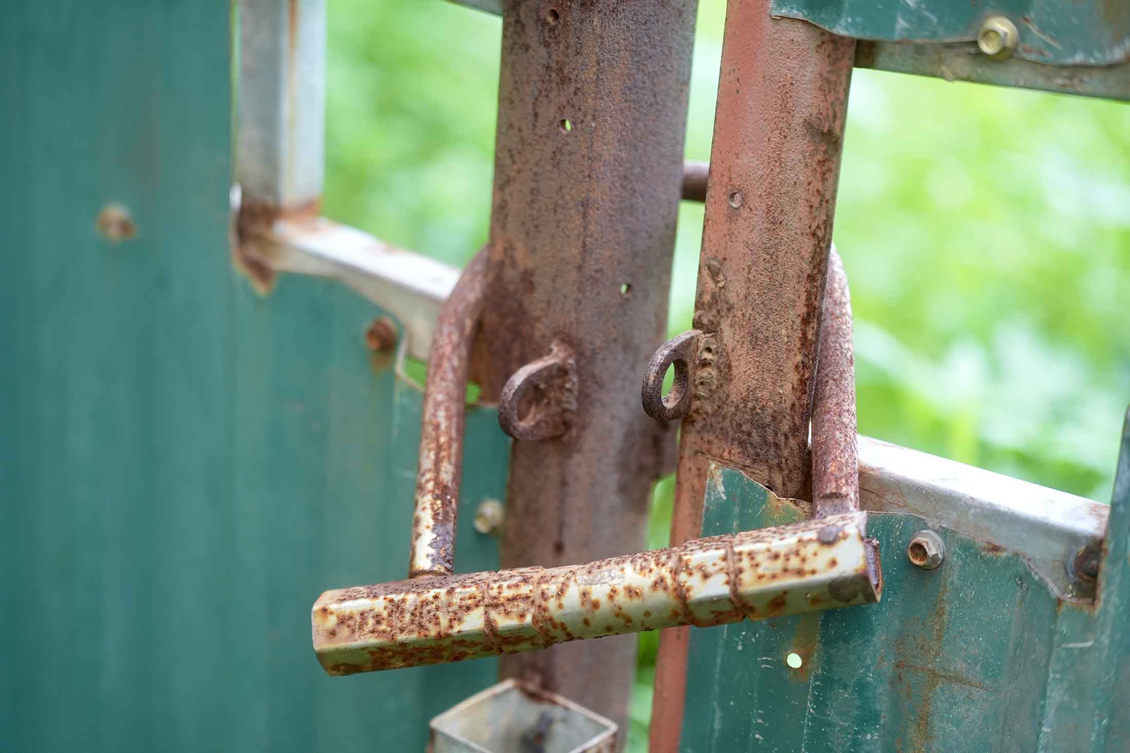 The project's gate located on Nguyen Chanh street is always in a state of "closed door".