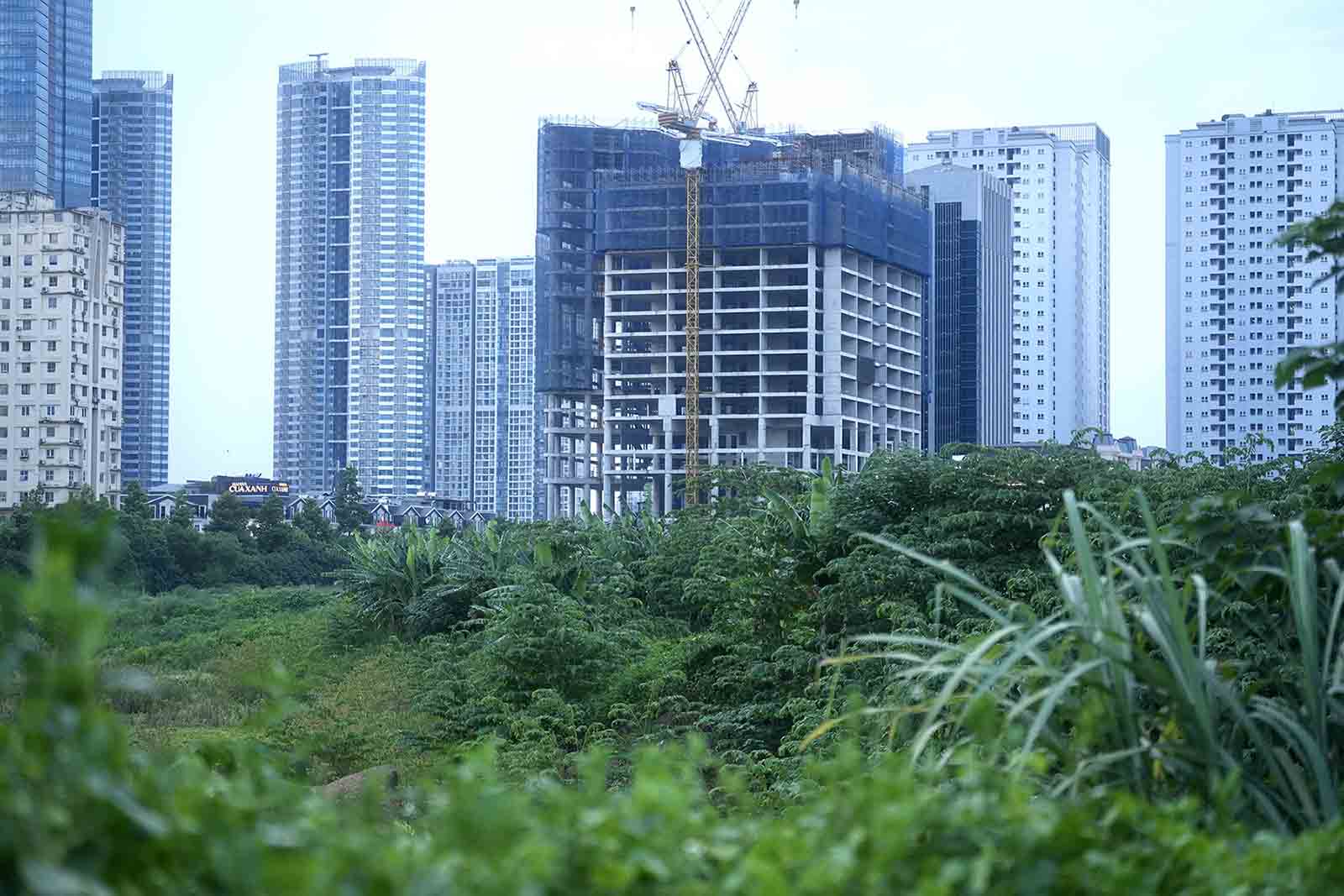 The project has a prime location in the southwest of Hanoi City, located in the middle of a crowded residential area with many high-rise buildings around.