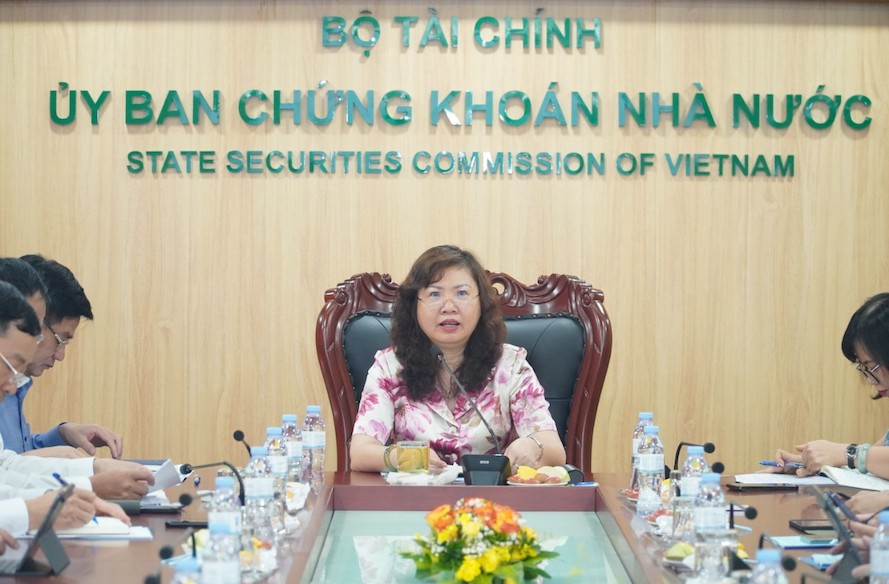 Chủ tịch Ủy ban Chứng khoán Nhà nước Vũ Thị Chân Phương chủ trì hội nghị. Ảnh: SSC