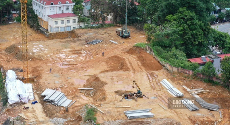 Workers and machinery are pressing piles to build the foundation for the new headquarters. Photo: Dinh Dai