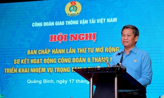 Ông Huỳnh Thanh Xuân - Phó Chủ tịch Tổng Liên đoàn Lao động Việt Nam phát biểu tại hội nghị. Ảnh: Công Sáng