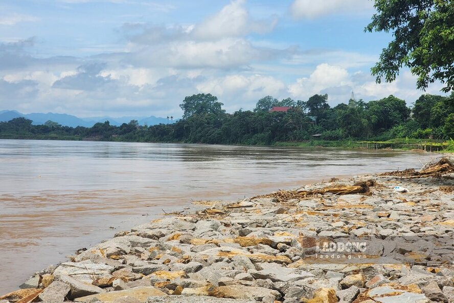 The embankment has been covered by water for about 2/3 of its length. Photo: To Cong.