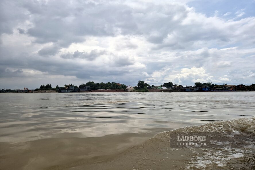 Mực nước sông Hồng lên cao ở khu vực ngã ba sông thuộc phường Bến Gót, thành phố Việt Trì (giáp ranh huyện Ba Vì, thành phố Hà Nội). Ảnh: Tô Công.