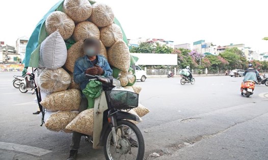 Xe cũ nát vẫn được sử dụng để chở hàng hóa. Ảnh: Tô Thế