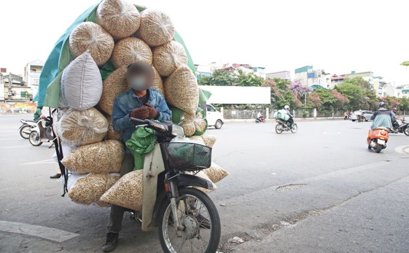 Xe cũ nát vẫn được sử dụng để chở hàng hóa. Ảnh: Tô Thế