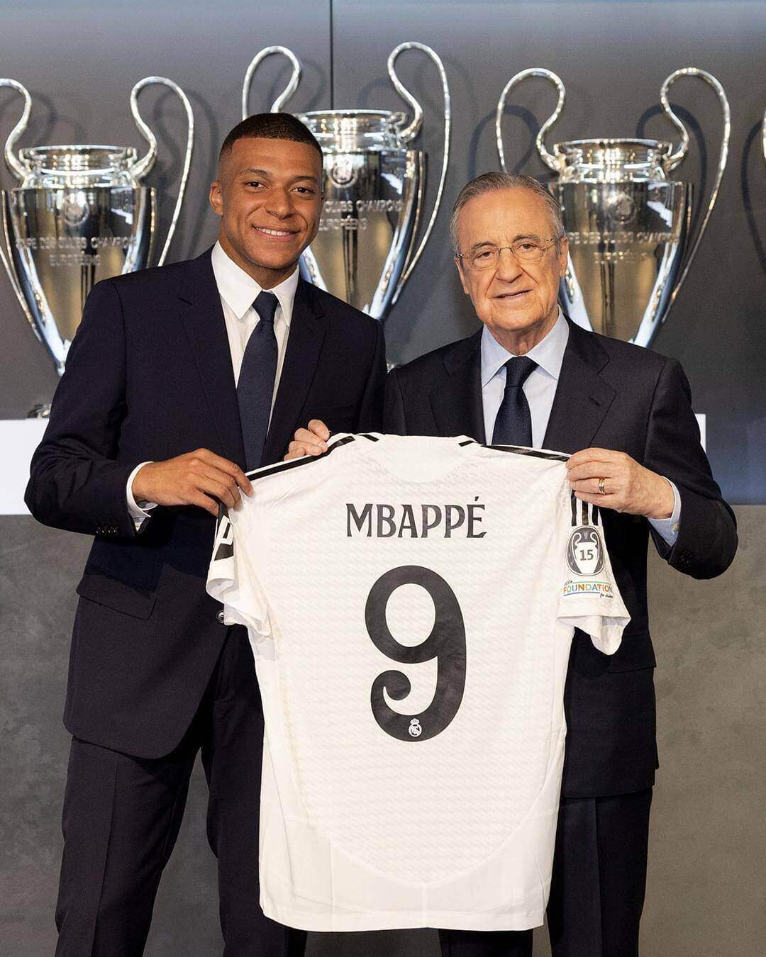 Mbappe chụp ảnh cùng Chủ tịch Florentino Perez.  Ảnh: RMC 